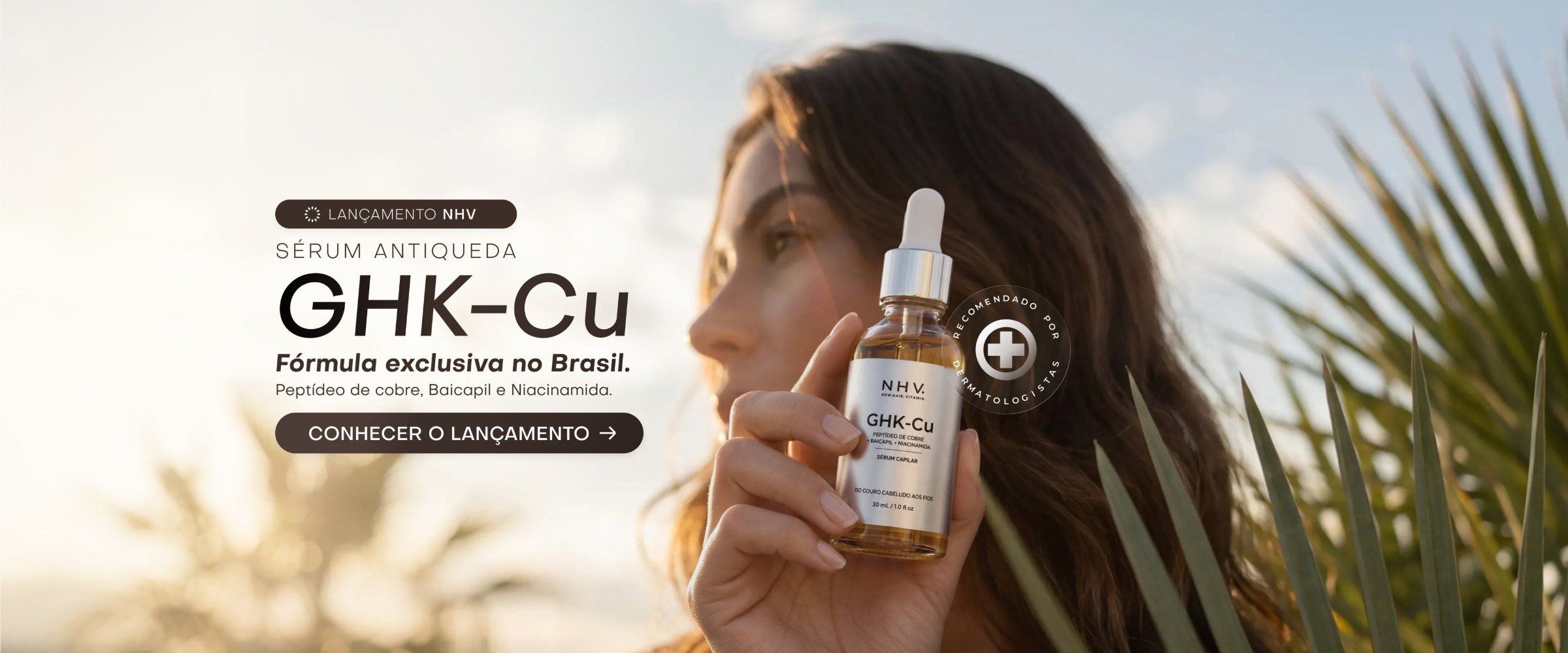 Modelo de perfil segurando o frasco do Sérum antiqueda GHK-Cu