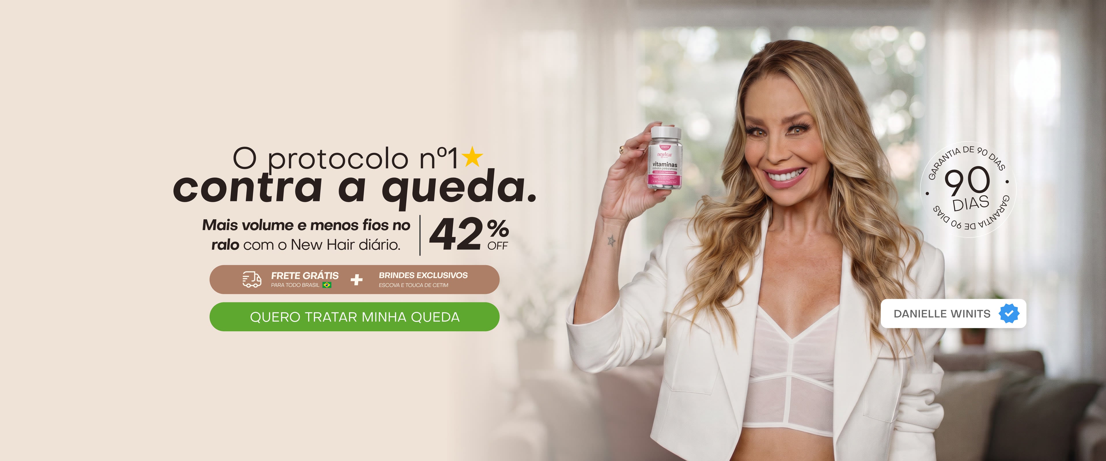Danielle Winits segurando o pote de vitaminas New Hair. O protocolo número 1 contra a queda, com 42% de desconto, frete grátis e brindes exclusivos.