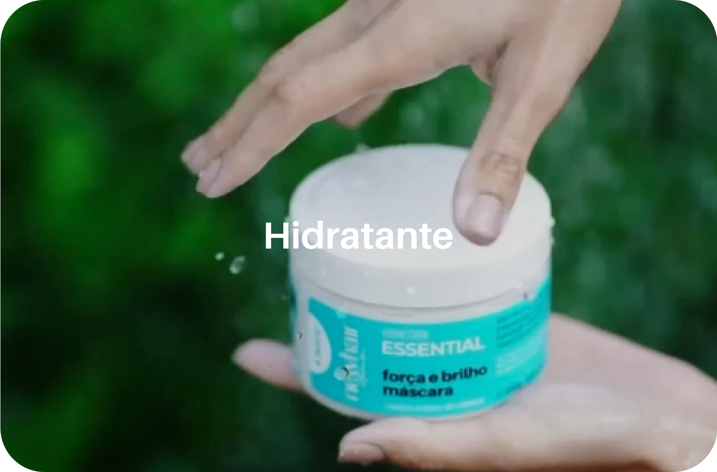 Pote de máscara capilar de força e brilho da New hair ao fundo com texto branco no centro da imagem "Hidratante"