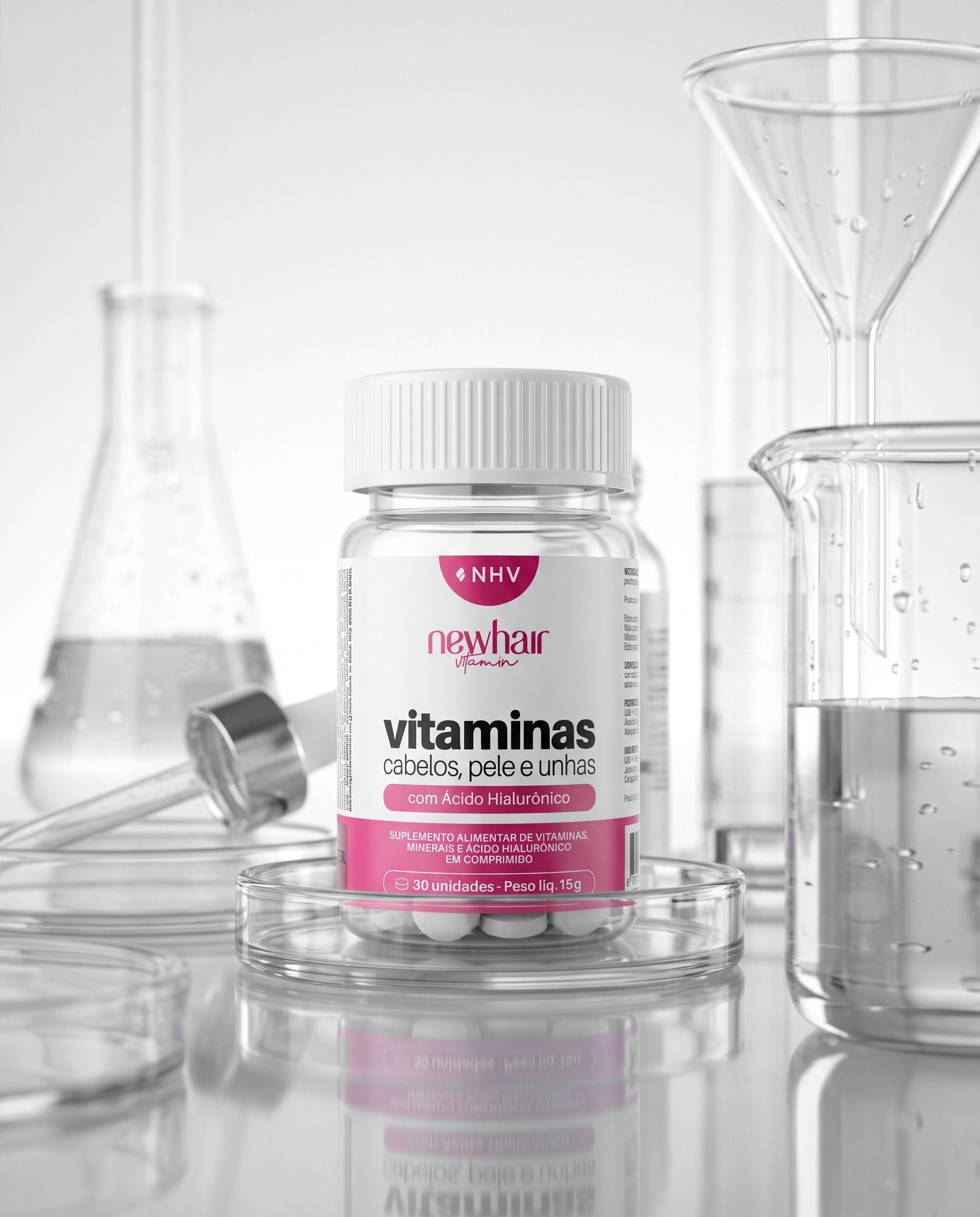 Pote da vitamina NHV Ácido Hialurônico em ambiente de laboratório, cercado de vidrarias