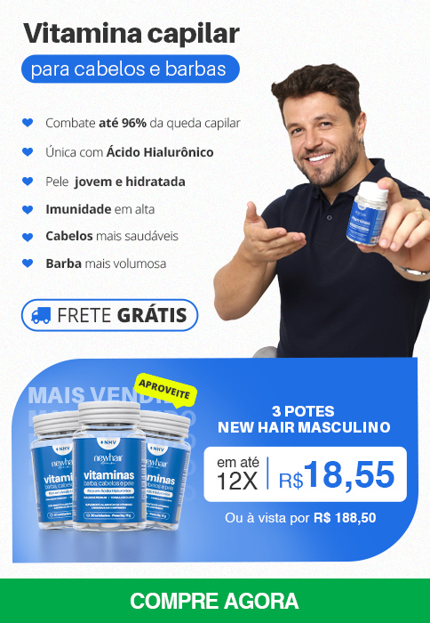 Modelo sorrindo segurando um frasco do novo Sérum Facial New Hair 10 em 1 com rótulo na cor rosa